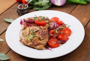 Schweinesteak mit Tomaten