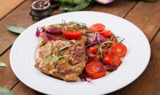 Schweinesteak mit Tomaten