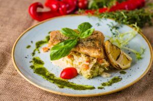 Seelachsfilet auf Wirsingbett mit Möhre, Tomaten und Pesto