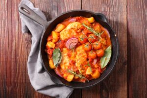 Seelachsfilet mit Kartoffeln in Tomatensauce