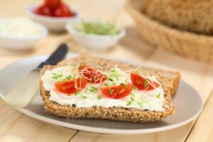 Eiweißbrötchen mit Tomaten und Kresse