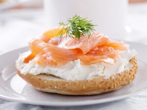 Lachs-Sesambrötchen mit Meerrettichquark