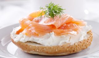 Lachs-Sesambrötchen mit Meerrettichquark