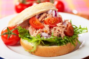 Thunfisch-Eiweißbrötchen mit Tomaten