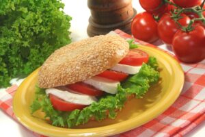 Sesambrötchen mit Tomate und Mozzarella