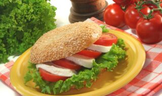 Sesambrötchen mit Tomate und Mozzarella