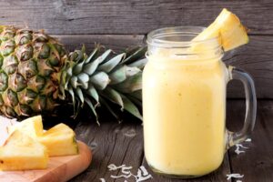 Ananas-Mangoshake mit Kokosmilch