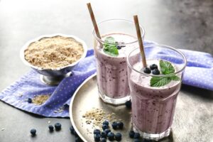 Milchshake mit Banane, Blaubeeren und Haferflocken