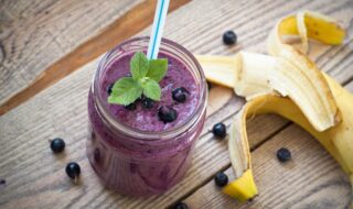 Blaubeershake mit Banane und Mandeln