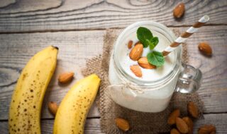 Joghurt-Milchshake mit Banane und Mandeln