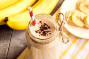 Mandelmilchshake mit Banane und Quark