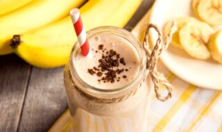 Milchshake mit Banane und Quark