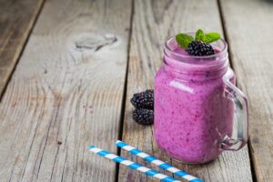 Milchshake mit Brombeeren und Quark