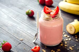 Milchshake mit Erdbeeren, Banane, Mandeln und Haferflocken