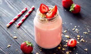 Milchshake mit Erdbeeren, Joghurt und Haferflocken