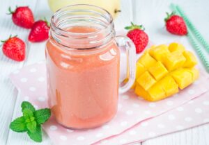 Smoothie mit Erdbeeren, Mango, Birne und Joghurt