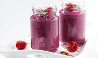 Himbeersmoothie mit Joghurt, Mandeln und Schokolade