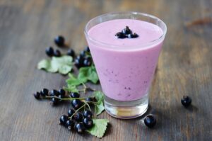 Milchshake mit Johannisbeeren und Mandeln