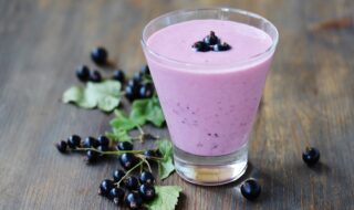 Milchshake mit Johannisbeeren und Cashewkernen