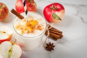 Sojamilchshake mit Joghurt, Apfel, Zimt und Haferflocken