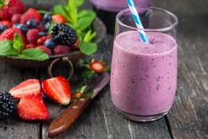 Milchshake mit Quark, Brombeeren und Erdbeeren