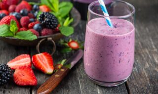 Milchshake mit Quark, Brombeeren und Erdbeeren