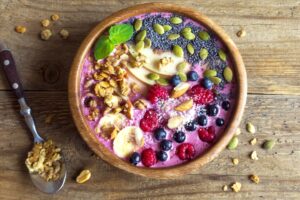 Smoothie-Bowl mit Apfel, Beeren und Topping