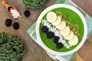 Smoothie Bowl mit Apfel und Grünkohl