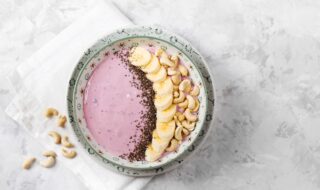 Smoothie Bowl mit Banane, Blaubeeren, Cashew und Chiasamen