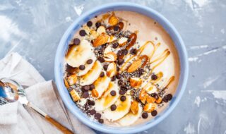 Bananen-Smoothie Bowl mit Cashewmus und Kakaonibs