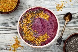 Beeren-Smoothie Bowl mit Hirseflocken und Chiasamen