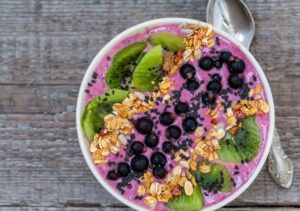 Smoothie Bowl mit Beeren, Sojaquark und schwarzen Sesamsamen