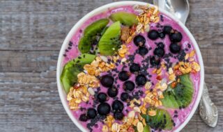 Smoothie Bowl mit Beeren, Quark und schwarzen Sesamsamen