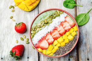 Smoothie Bowl mit Blattspinat, Obst und Joghurt