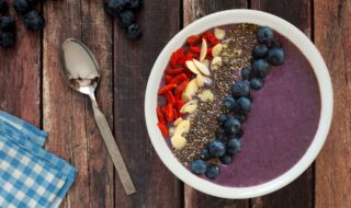 Blaubeer-Smoothie Bowl mit Goji Beeren