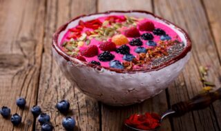 Beeren-Smoothie Bowl mit gerösteten Mandelblättchen