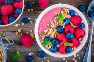 Smoothie-Bowl mit Himbeeren und Blaubeeren