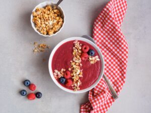 Smoothie-Bowl mit Himbeeren, Blaubeeren, Birne und Hirseflocken