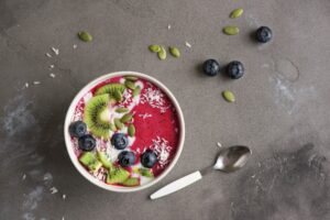 Smoothie-Bowl mit Himbeeren, Kiwi und Kokosraspel