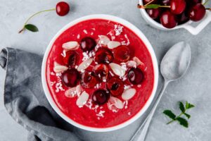 Smoothie-Bowl mit Kirschen, Banane, Mandeln und Kokos