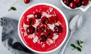 Smoothie-Bowl mit Kirschen, Banane, Mandeln und Kokos