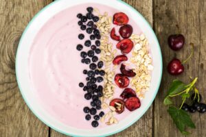 Kirschen-Smoothie Bowl mit Joghurt