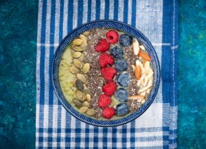 Smoothie Bowl mit Kiwi und Gurke