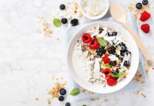 Smoothie-Bowl mit Beeren und Kokoschips