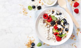 Smoothie-Bowl mit Beeren und Kokoschips