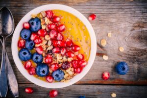 Smoothie Bowl mit Mango, Granatapfel und Chiasamen