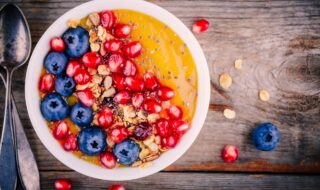 Smoothie Bowl mit Mango, Granatapfel und Chiasamen