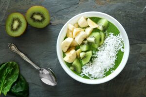 Smoothie Bowl mit Spinat, Kiwi und Bananen