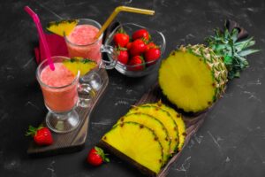 Erdbeer-Smoothie mit Ananas und Banane