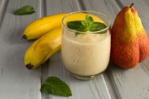 Smoothie mit Apfel, Birne und Banane